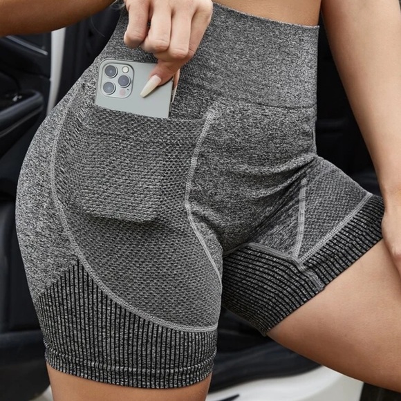 Shorts with mesh phone pocket - Picture 1 of 4